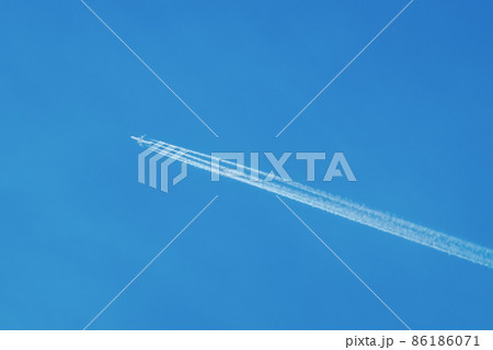 Jet airliner flying high in the sky, leaving contrails in the clear blue sky Jet airliner flying high in the sky, leaving contrails in the clear blue sky 86186071