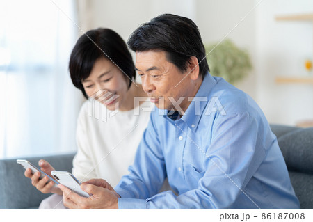 ミドル夫婦　団欒　ミドル男性　ミドル女性 86187008
