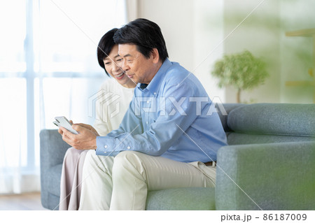 ミドル夫婦　団欒　ミドル男性　ミドル女性 86187009