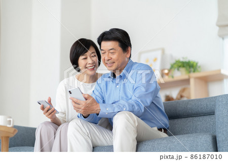 ミドル夫婦　団欒　ミドル男性　ミドル女性 86187010