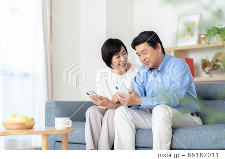ミドル夫婦　団欒　ミドル男性　ミドル女性 86187011