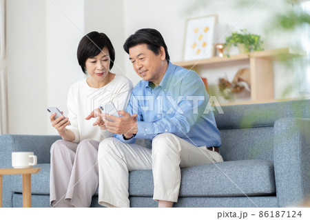 ミドル夫婦 団欒 ミドル男性 ミドル女性 ミドル夫婦 団欒 ミドル男性 ミドル女性 86187124