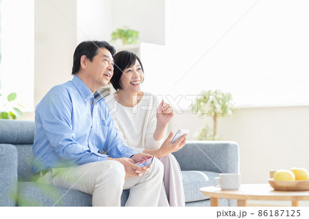 ミドル夫婦 団欒 ミドル男性 ミドル女性 ミドル夫婦 団欒 ミドル男性 ミドル女性 86187125