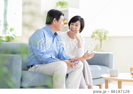 ミドル夫婦　団欒　ミドル男性　ミドル女性 86187126