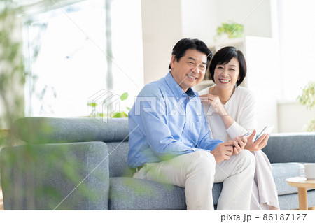 ミドル夫婦　団欒　ミドル男性　ミドル女性 86187127