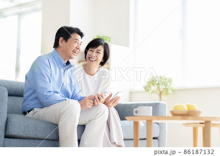 ミドル夫婦　団欒　ミドル男性　ミドル女性 86187132