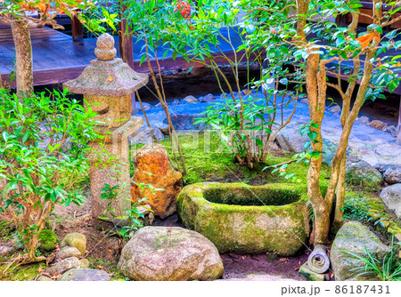 京都、本法寺庭園の手水鉢 京都、本法寺庭園の手水鉢 86187431