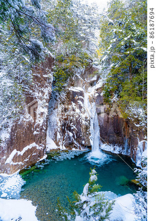 冬の柿其渓谷　牛ヶ滝【長野県】 86187694