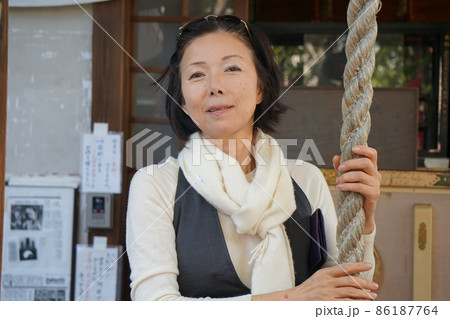 お参りする健康的な長身美女 お参りする健康的な長身美女 86187764
