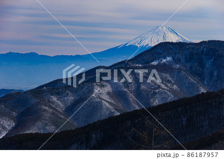 冬の富士山　富士見パノラマスキー場山頂からの絶景 86187957