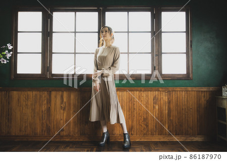 ベージュのワンピースの女性 86187970