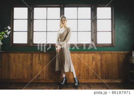 ベージュのワンピースの女性 86187971