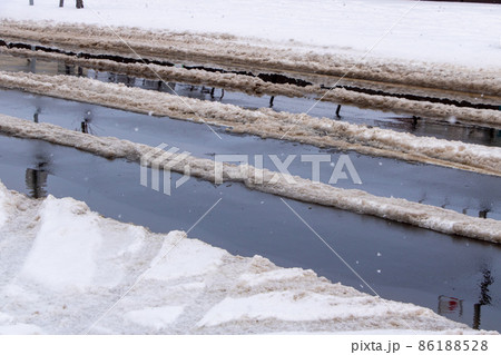 積雪のある道路。(北海道函館市内) 積雪のある道路。(北海道函館市内) 86188528