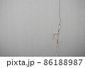 マンションの壁にひび割れ　右側 86188987