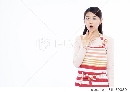 ビックリしている30代の主婦 ビックリしている30代の主婦 86189080