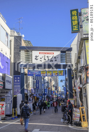 戸越銀座　買い物客で賑わう商店街　東京都品川区 86189191