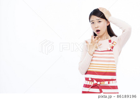 頭を抱えている30代の主婦 86189196