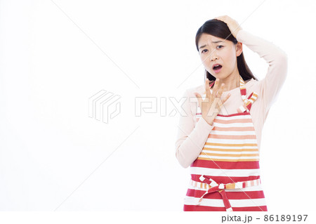 頭を抱えている30代の主婦 86189197