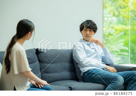 リビングで喧嘩するカップル 86189275