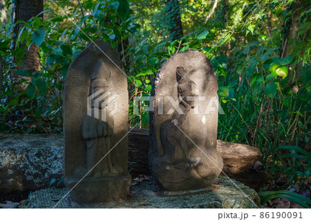 木漏れ日の石仏 86190091