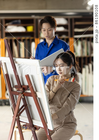 油絵を描くかわいい学生 油絵を描くかわいい学生 86190108