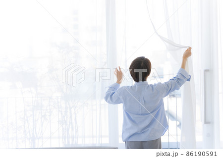 朝の目覚め　カーテン　女性 86190591