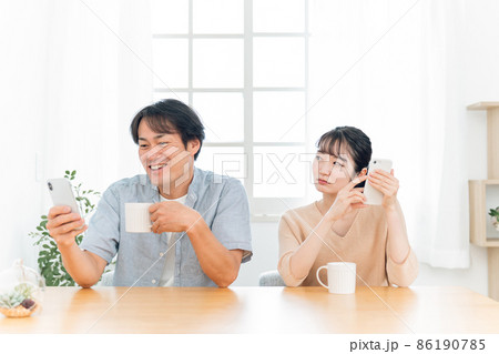 スマホばかりする男性に怒る女性 86190785