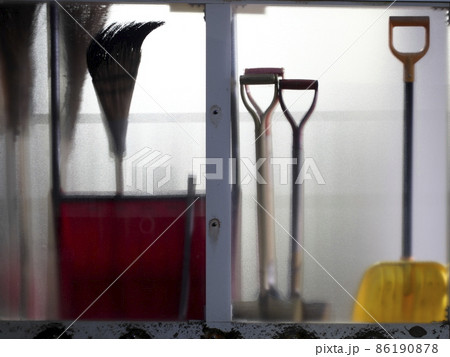 除雪用のスコップ 86190878