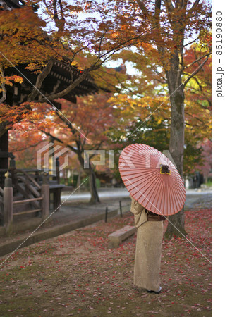 紅葉と傘をさす女性 86190880