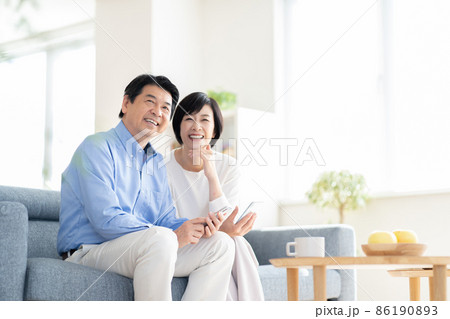 ミドル夫婦 団欒 ミドル男性 ミドル女性 ミドル夫婦 団欒 ミドル男性 ミドル女性 86190893