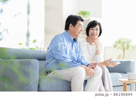 ミドル夫婦 団欒 ミドル男性 ミドル女性 ミドル夫婦 団欒 ミドル男性 ミドル女性 86190894