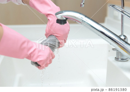 雑巾を絞る主婦の手 86191380