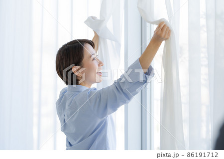 朝の目覚め カーテン 女性 朝の目覚め カーテン 女性 86191712
