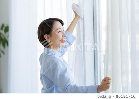 朝の目覚め カーテン 女性 朝の目覚め カーテン 女性 86191716