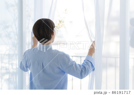 朝の目覚め　カーテン　女性 86191717
