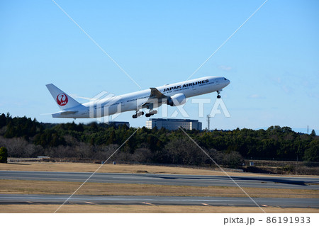 成田空港を離陸する日本航空機 86191933