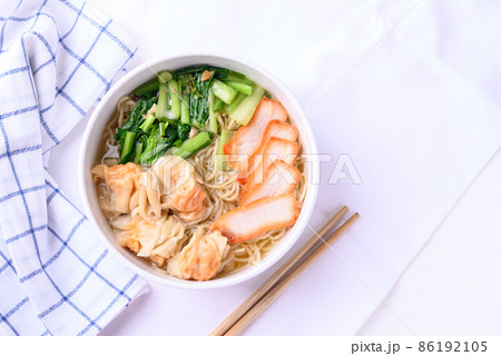 Noodles soup with wonton dumpling and grilled red pork 86192105