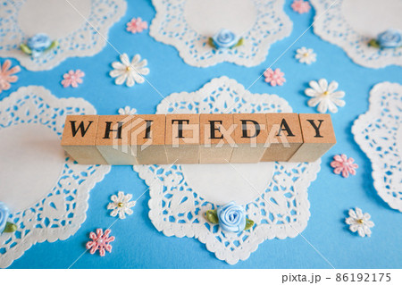 ホワイトデーの英語ブロックとペーパーコースターの背景テクスチャの写真素材