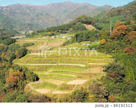 上岩戸大橋から眺める上岩戸の刈り入れ直後の棚田と紅葉 宮崎県西臼杵郡高千穂町上岩戸 上岩戸大橋から眺める上岩戸の刈り入れ直後の棚田と紅葉 宮崎県西臼杵郡高千穂町上岩戸 86192313