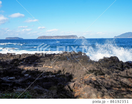 波打つ日本海と萩六島村 86192351