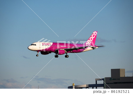 成田空港へ着陸する体勢のピーチ航空機 86192521