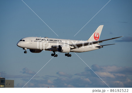 成田空港へ着陸する体勢の日本航空機 86192522