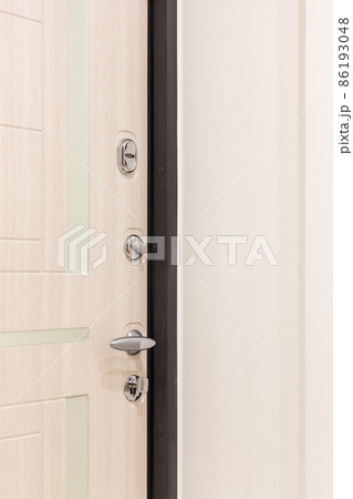 Door with many locks 86193048
