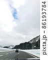 雪の積もった冬の高速道路 86193784