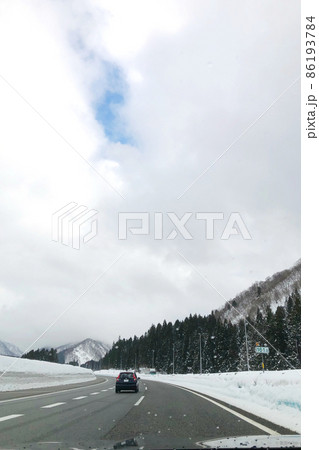 雪の積もった冬の高速道路 86193784