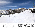 青空の日本のスキー場のゲレンデ 86193810