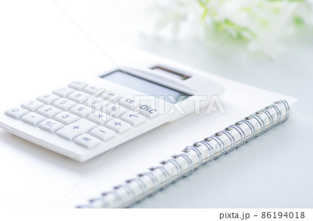電卓とノート 電卓とノート 86194018