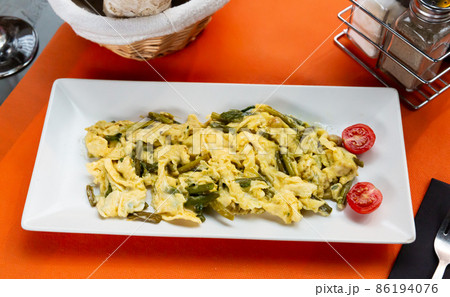 Omelette with shrimp, asparagus and garlic Omelette with shrimp, asparagus and garlic 86194076