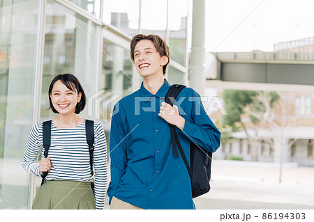 大学生　グループ　キャンパス 86194303