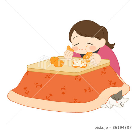 こたつでみかんを食べる女性 86194307
